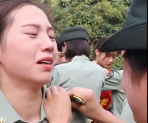女枪王退伍哭成泪人 还记得00后女狙击枪王(00后女枪王退伍)