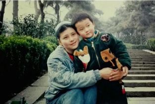 儿子退休后,偷偷参加了母亲的生日宴会 重逢时看哭人(儿子偷偷回家)