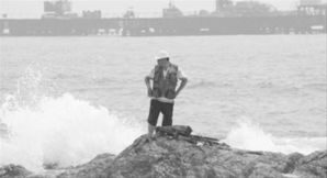 游客在海边礁石上发现了一块手指头,近看又惊又喜