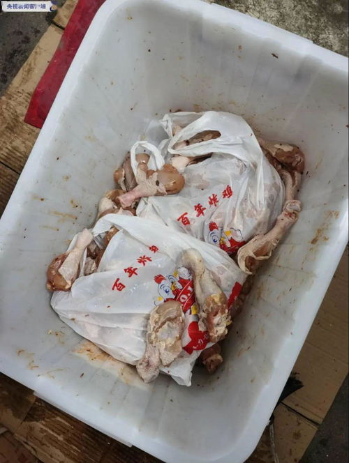 不卫生!超市女员工在地上解冻生鸡腿 顾客拍下令人厌恶的照片
