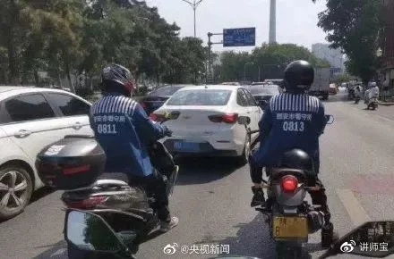 西安电视塔附近 两名骑摩托车者 身穿印有西安看守所字样的囚服
