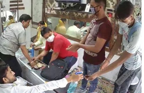 男子消毒后抢劫(图) (视频截图)(男子抢劫前消毒双手)