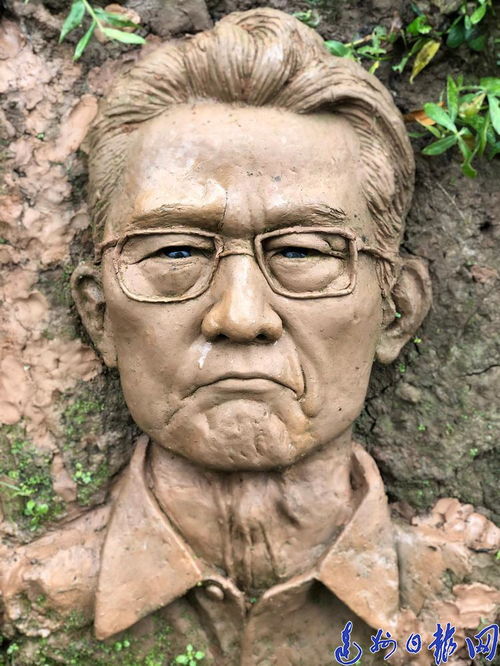 小伙子用自己的菜地做了7天钟南山泥塑 视频曝光后走红(小伙子一定要靠自己)