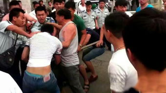 城管追女商贩被砍伤 女店主被警方带走(城管追打女商贩被砍最新消息)