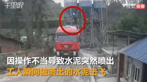 某市民发现一团黑在水中游动,近看只有鱼头,网友大喊难以置信
