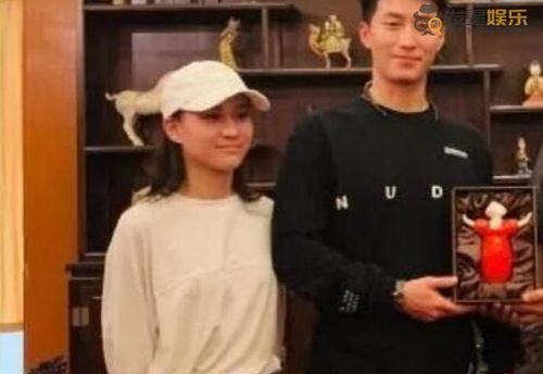 为什么窦晓超莲在香港呆了两个多月?何超莲陪窦晓回Xi安看戏