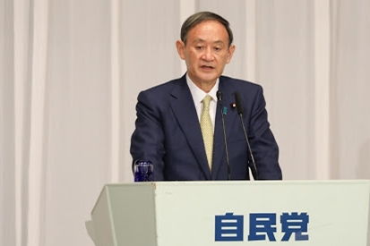 菅义伟坐上总裁椅拍照:感觉太好,无法平静