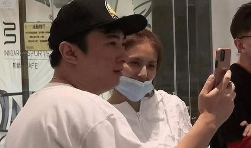 甜仇回应分手 王思聪和前女友甜仇