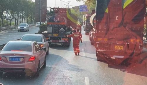 消防车出警途中遇到拥堵 女司机下车冷静指挥生命通道(消防车出警途中遇堵车)
