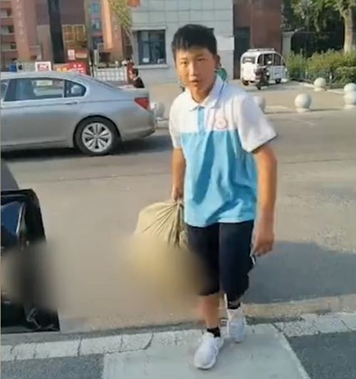13岁少年军训后带回一袋废品:回家卖钱换班费(少年梦游记军训)