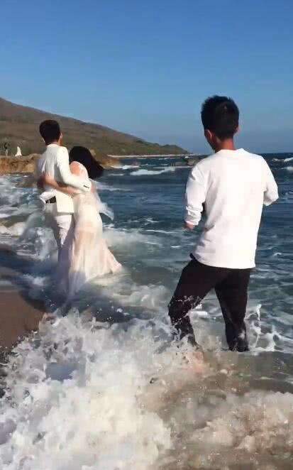 这对夫妇在温州海边拍婚纱照 然后新娘被海浪直接卷走了 担心!