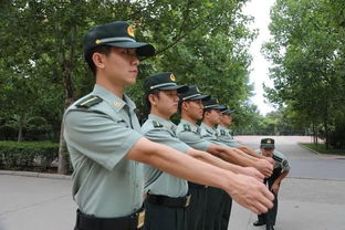 广西一女孩站在军姿的嘴上爬蜜蜂