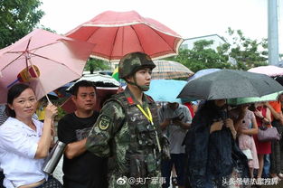 女警在雨中默哀,阿姨悄悄上前撑伞 一高一矮的身影动人