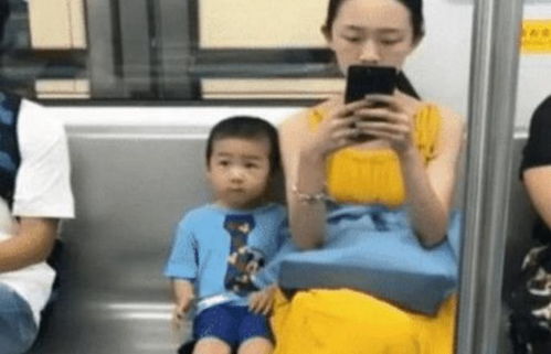 10岁男孩发现婴儿呼吸微弱,哭了!(10岁女孩发现是男孩)