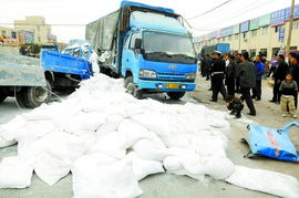湖北一卡车事故导致牛奶撒在地上,老板:大家都拿回来喝