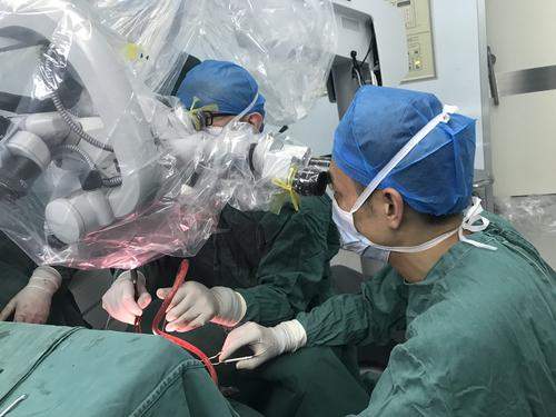 兄弟姐妹尿液中出现黑色幼虫 医生询问原因后脸色大变