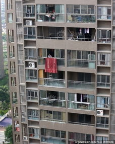 老太太在百多平方米的阳台上悠闲地散步 女子隔空拍摄,现场感叹