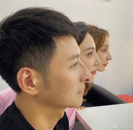 郑希怡与吴昕维嘉侧脸合影