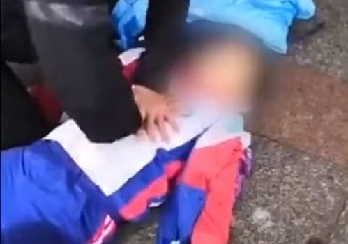 男孩在路边玩,突然摔倒,死了监控拍摄的恐怖罪犯被警告(路边的男孩不要捡)