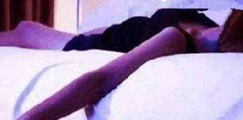 女人偷偷拿出男朋友10年陈酿深度清洁,结局明亮(男领导偷偷看着女人笑)