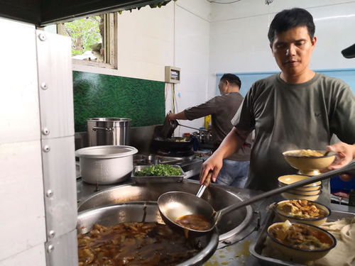 餐厅老板请60名环卫工人吃团圆饭