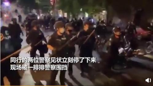 令人震惊!美国警察骑自行车穿过示威者的脖子(这是令人震惊的英语翻译)
