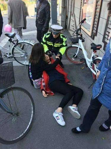 地铁13号线霍营站男子突然晕倒 警方和乘客联合救援(地铁13号线霍营所有人下车)