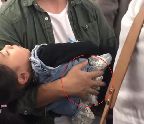 心爱的女儿结婚了 妈妈站在门口,看着背影孤独 爸爸的动作很感(心爱的女孩结婚了的歌曲)