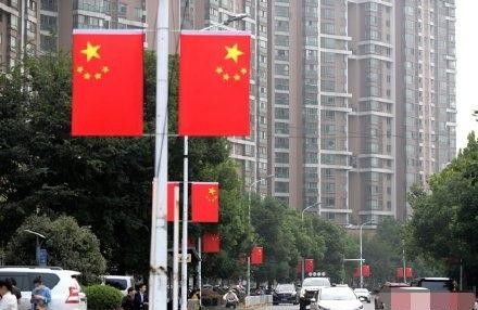 武汉街头挂着4万面五星红旗(武汉街头小吃)