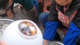 年轻女孩低下头,默默地听着,没有回应(年轻女孩孕酮低)