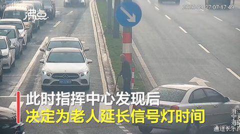 80岁老人拄拐杖过马路绿灯跳过后,老人走了三分之一(拄拐杖的老人)