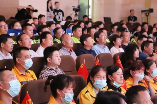 农民工在工地朗诵走红 与央视主播同框读诗,令人惊叹(农民工在工地受伤应该怎么解决)