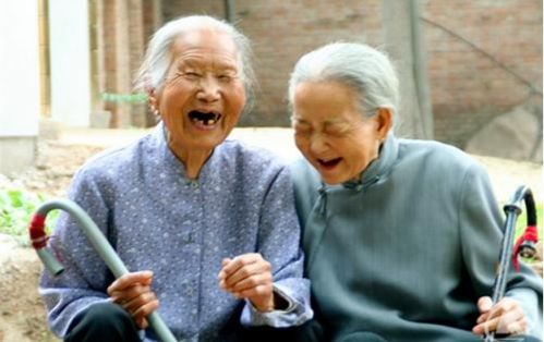 婴儿与百岁老人握手 网友:希望老人健康长寿,孩子茁壮成长(婴儿和百岁老人合影的说说)
