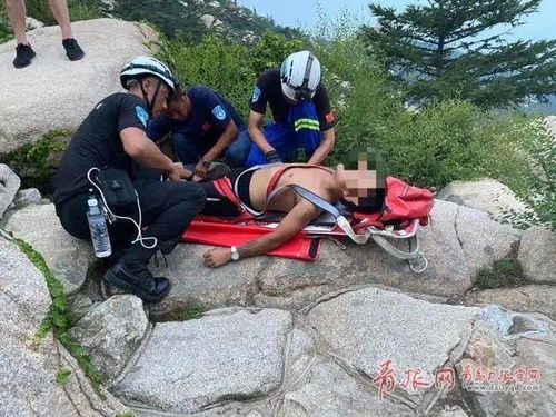 男子在短时间内将6米高的巨石劈成两半,倒塌时男子反应明亮