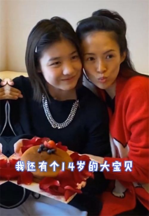 章子怡第一次晒儿子正面照,脸鼻像汪峰,戴草帽胖乎乎的瓷娃娃(章子怡第一次上快乐大本营)