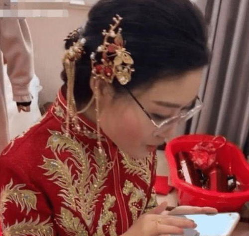 婚礼现场新娘突然提起婚纱狂奔 新郎转过头跑了 结局爆笑!(婚礼现场新娘突然跪地磕头)