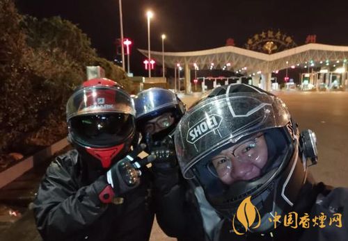 玉林三名摩托车兄弟在救护车前主动行驶 帮忙开路(玉林摩托车驾驶证)