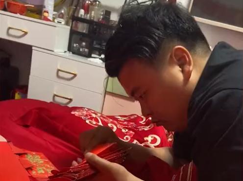 新人结婚当天拆红包总觉得不对劲(结婚当天新人双双身亡)