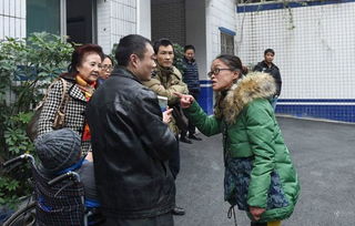 老人送回家后,父母竟然换了门锁避之不及,可想而知他们的心该有(老人体检回家后)