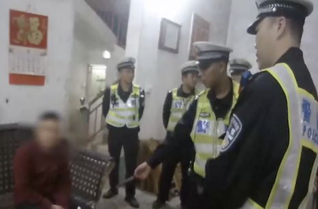 男子酒驾遇交警夜查 司机突然开车逆行逃跑(男子酒驾媳妇竟打交警)