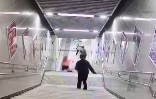 安徽一女子下楼时玩手机,不小心踩到空中,跌跌撞地倒在地上(一女子被扔下楼)