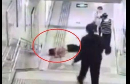 女孩在地铁站下楼玩手机摔倒(女孩在地铁站下楼摔死脑干)