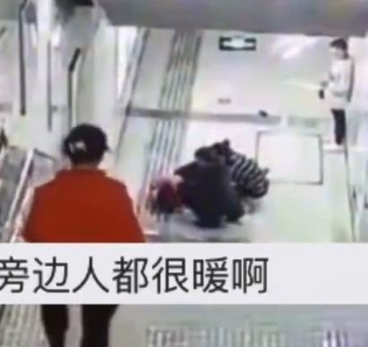 下楼玩手机踩空摔伤 安徽合肥地铁3号线图书馆站发生激动人心的(下楼玩手机一脚踩空)