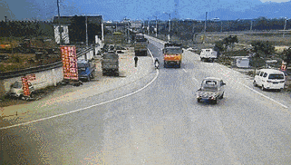 广西一妇女带三个孩子骑电动车 一家四口死亡