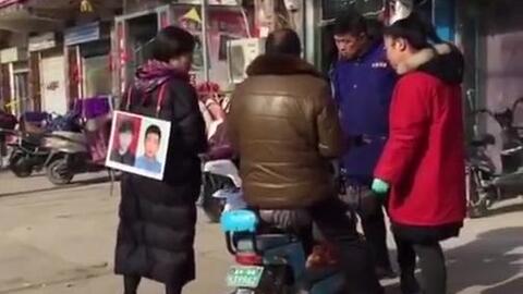 女警察在中国走了20年,只想看他一眼 在河南焦作,退休女警察