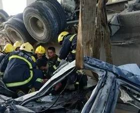 闹市区发生惨烈事故 现场让人不忍直视