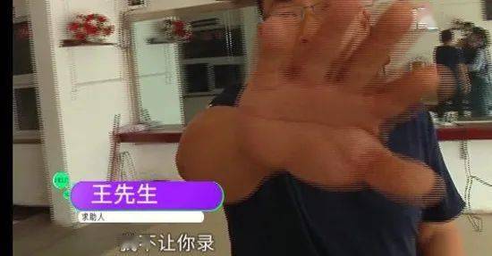 男人去洗澡,在更衣室脱衣服 转身看电视上的画面难以置信(男人洗澡唱歌)