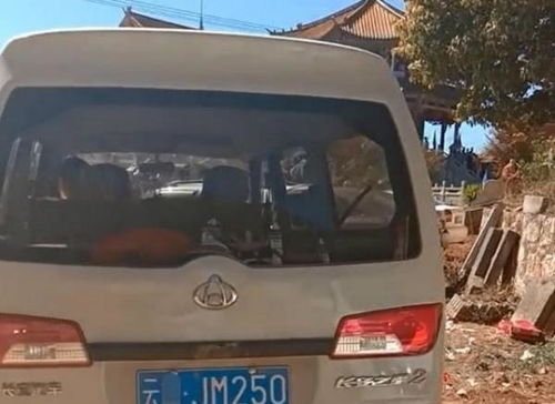 货车360度腾空旋转入库 旁边两个路人的神举动亮了(360度腾空转体)