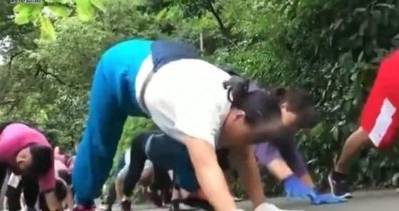 91岁叔叔龟蛇爬行走红,这样运动真的好吗?