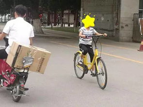 玉溪一男子把孩子放在自行车共享篮子里摔倒